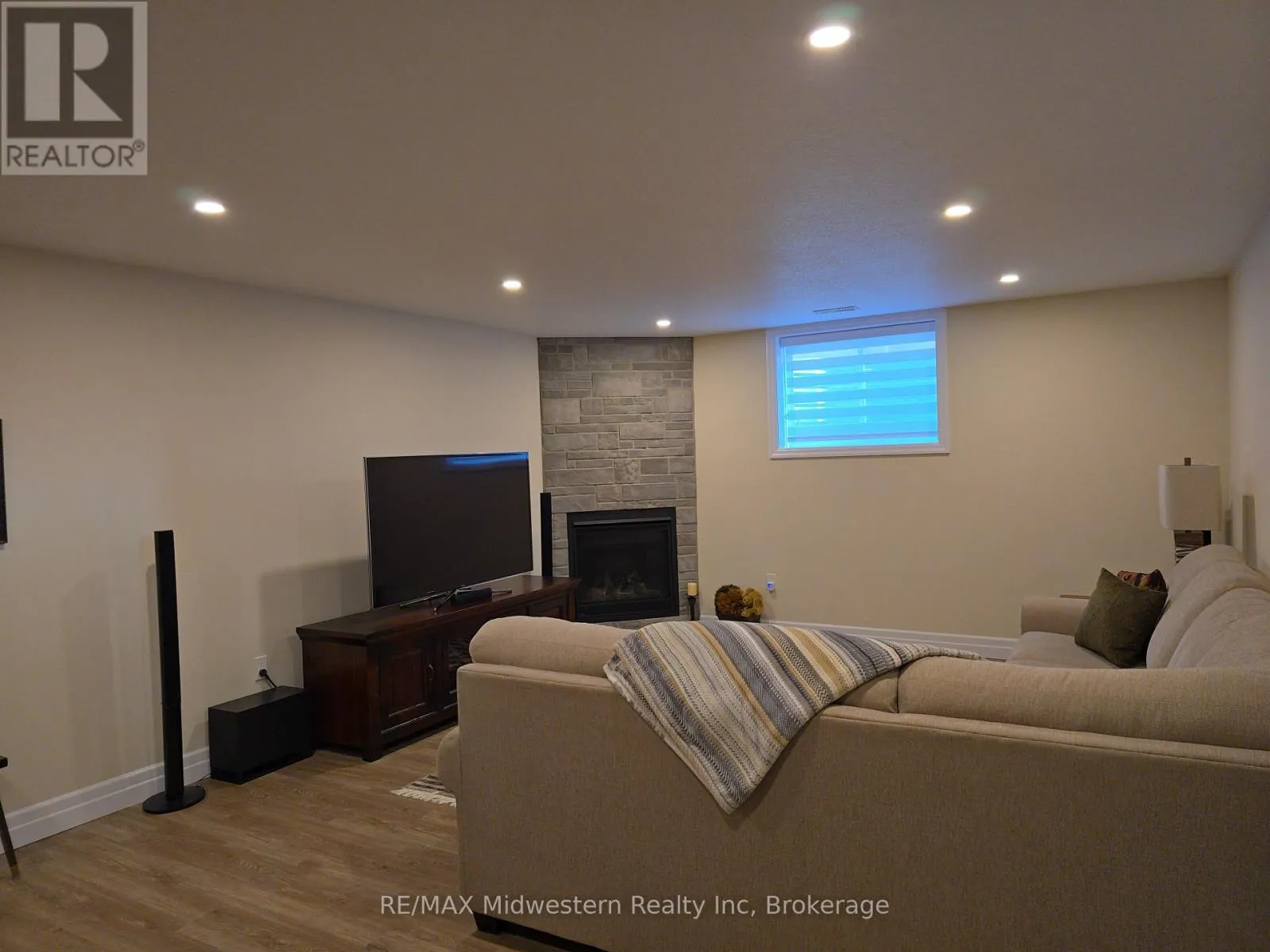 1095 KINCAID STREET W