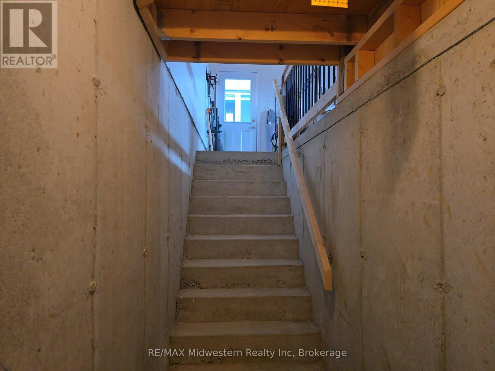 1095 KINCAID STREET W