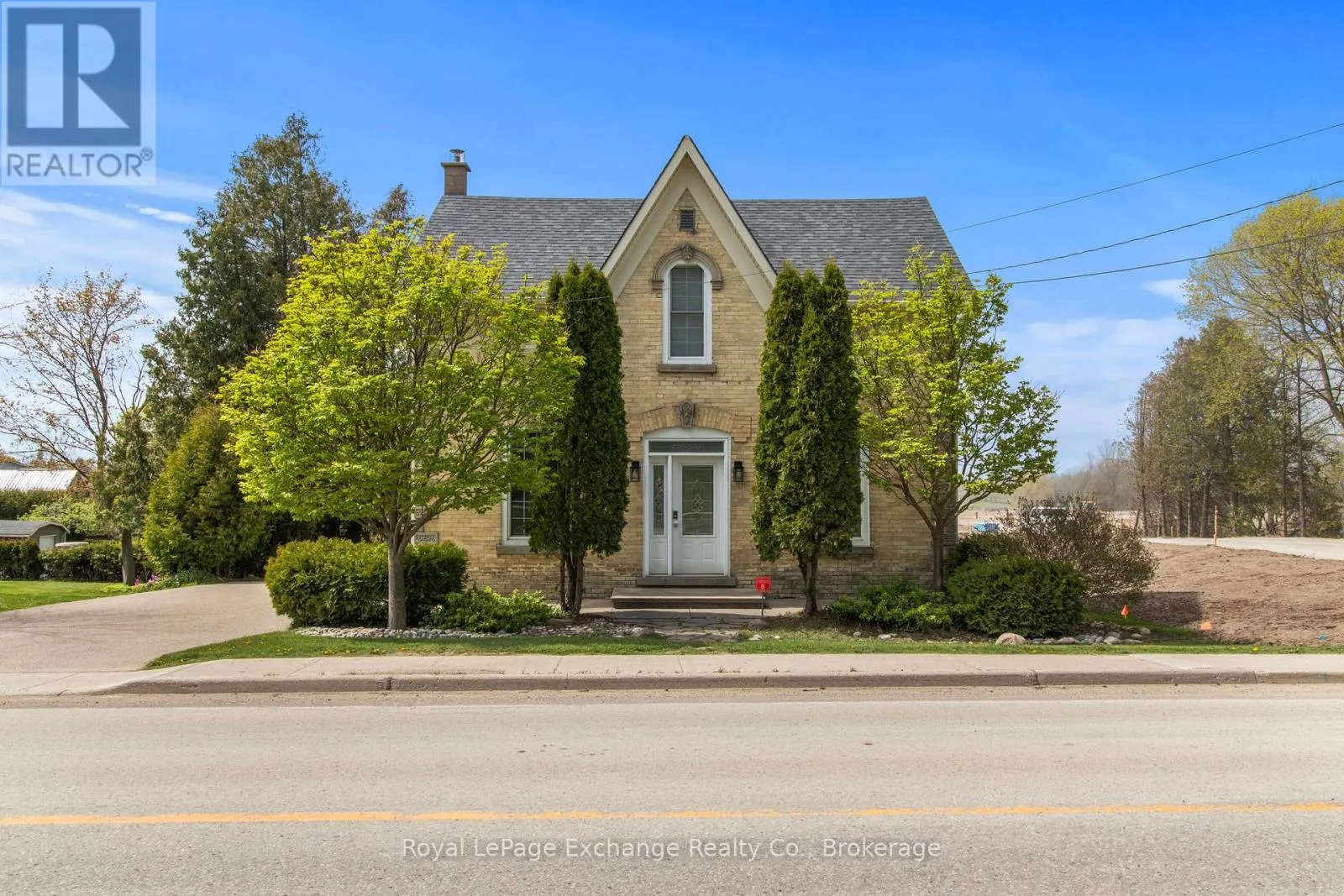 1180 QUEEN STREET