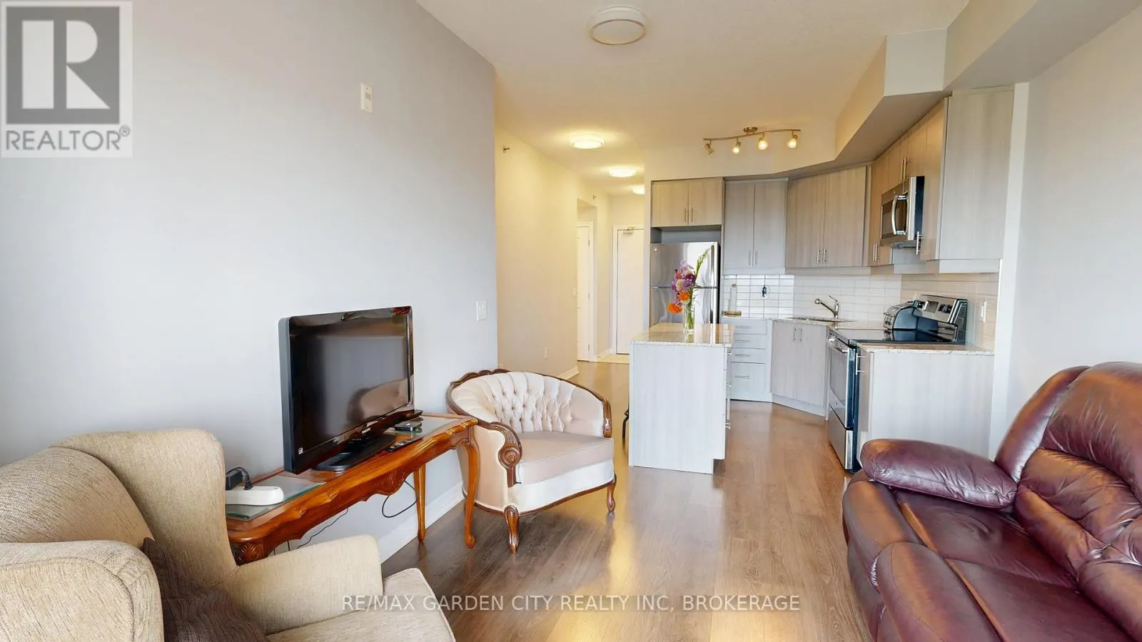 304 - 560 NORTH SERVICE ROAD, #304
