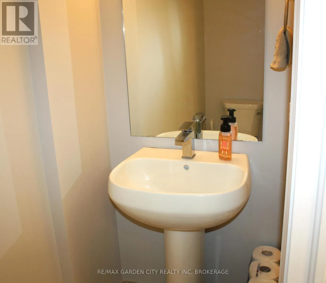 304 - 560 NORTH SERVICE ROAD, #304