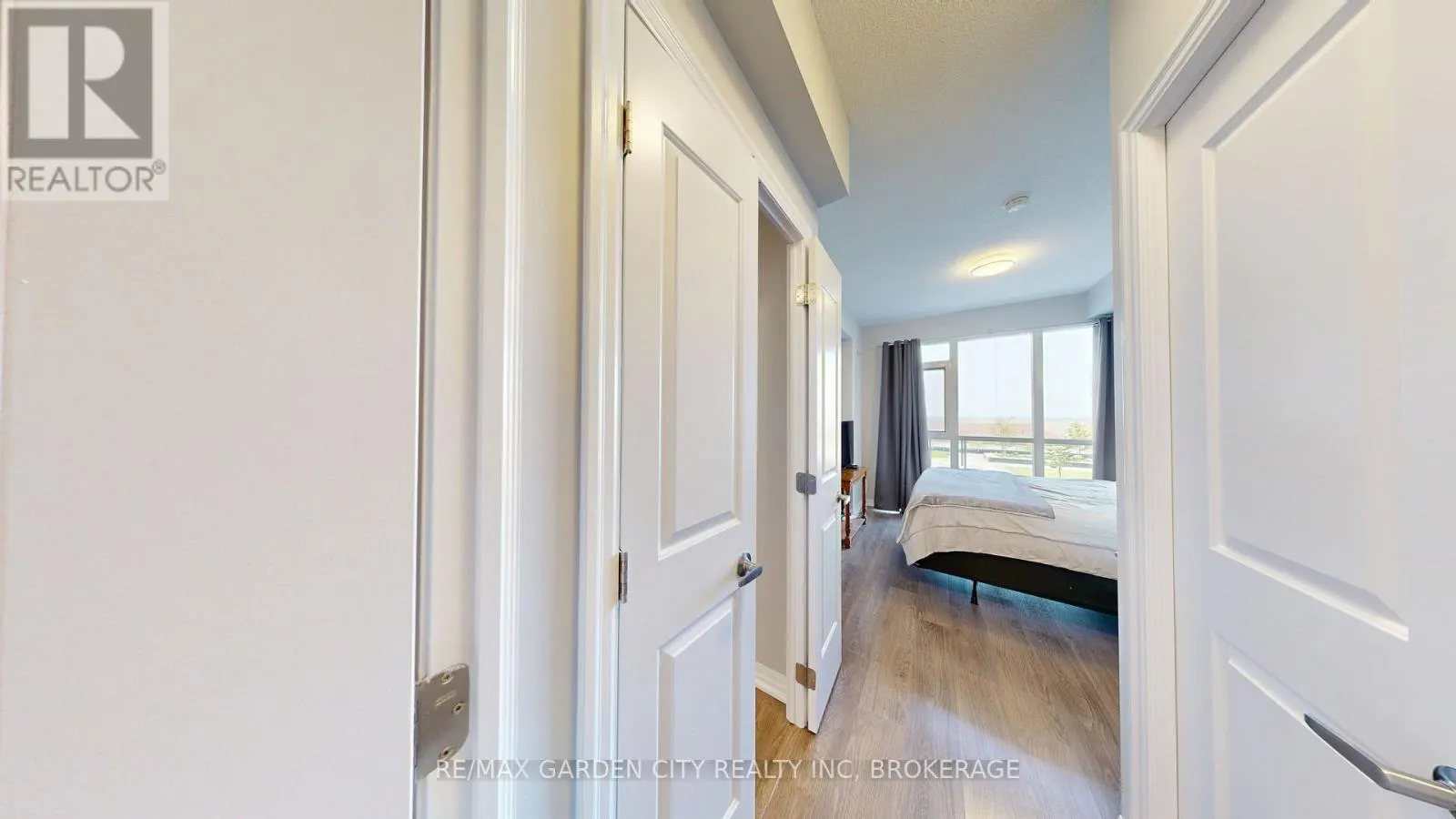 304 - 560 NORTH SERVICE ROAD, #304
