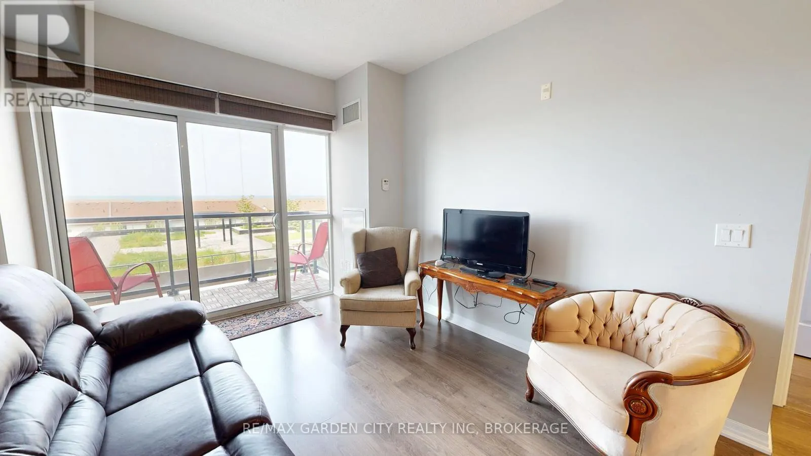 304 - 560 NORTH SERVICE ROAD, #304