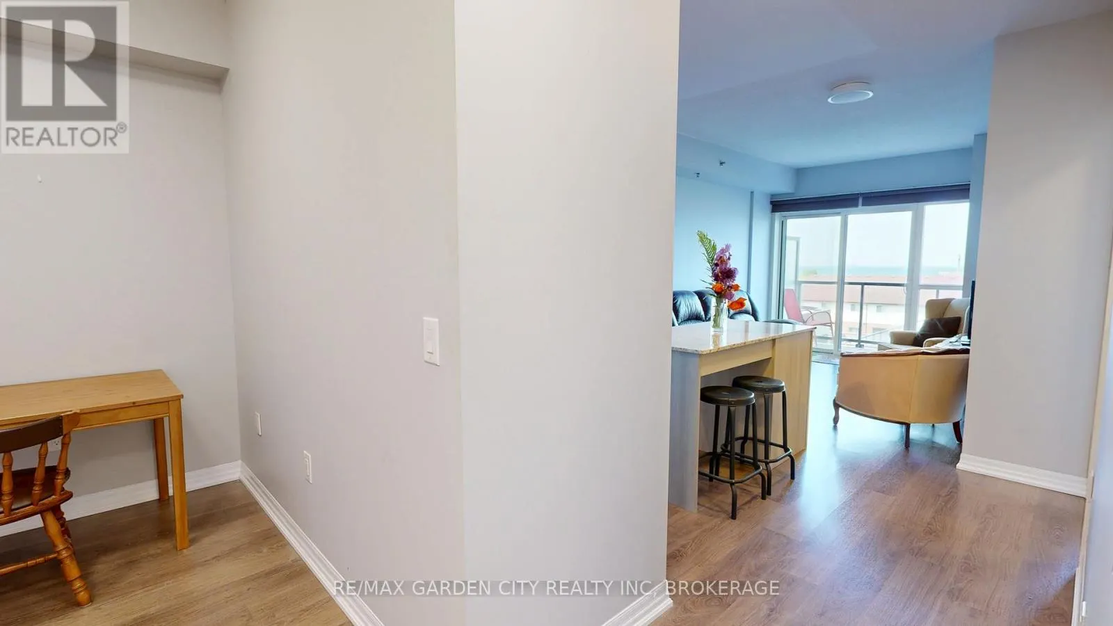 304 - 560 NORTH SERVICE ROAD, #304
