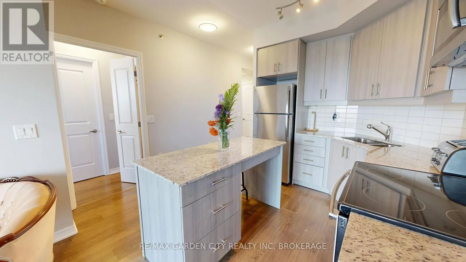 304 - 560 NORTH SERVICE ROAD, #304