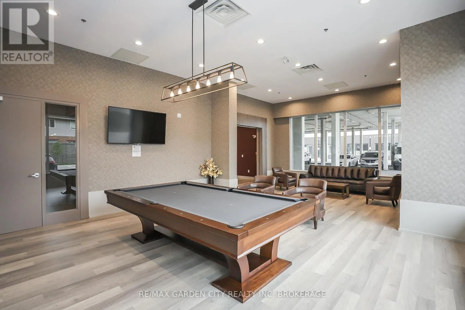 304 - 560 NORTH SERVICE ROAD, #304