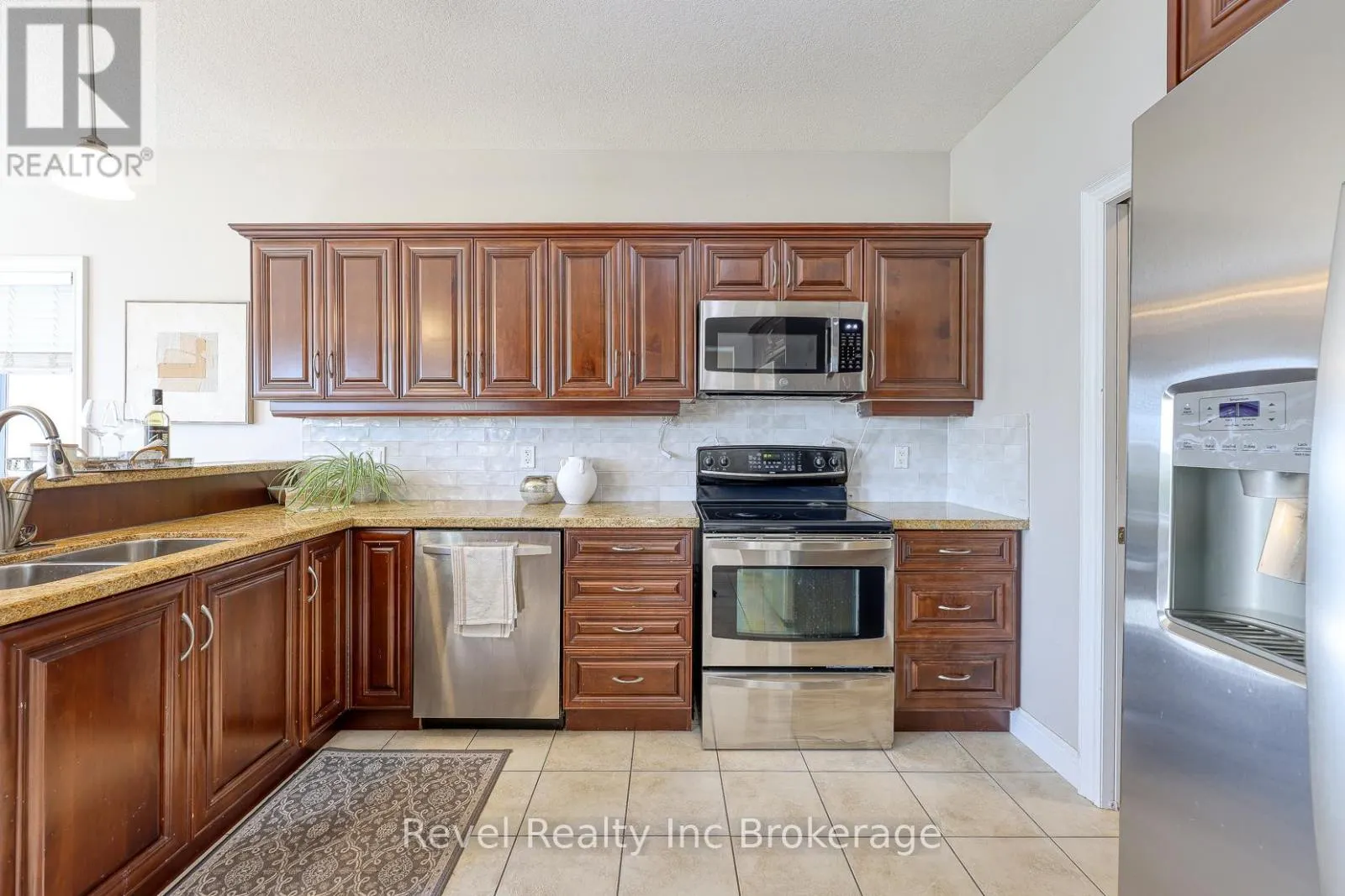 764 GARDEN COURT CRESCENT
