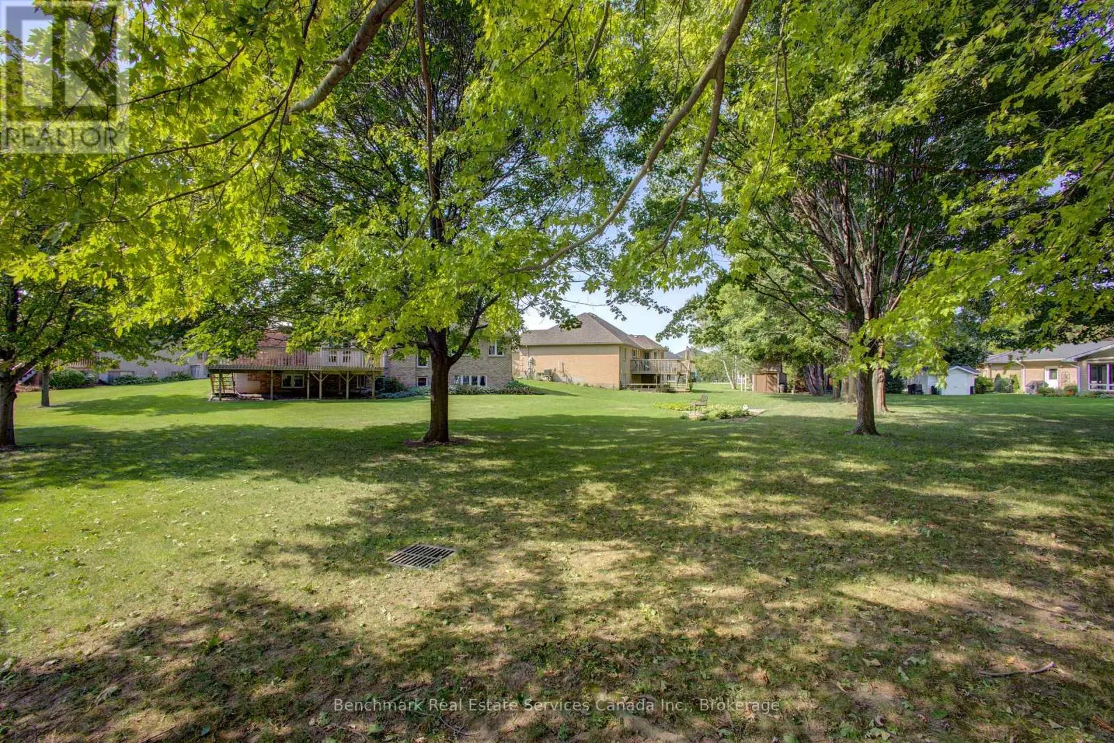 10 OAKWOOD COURT