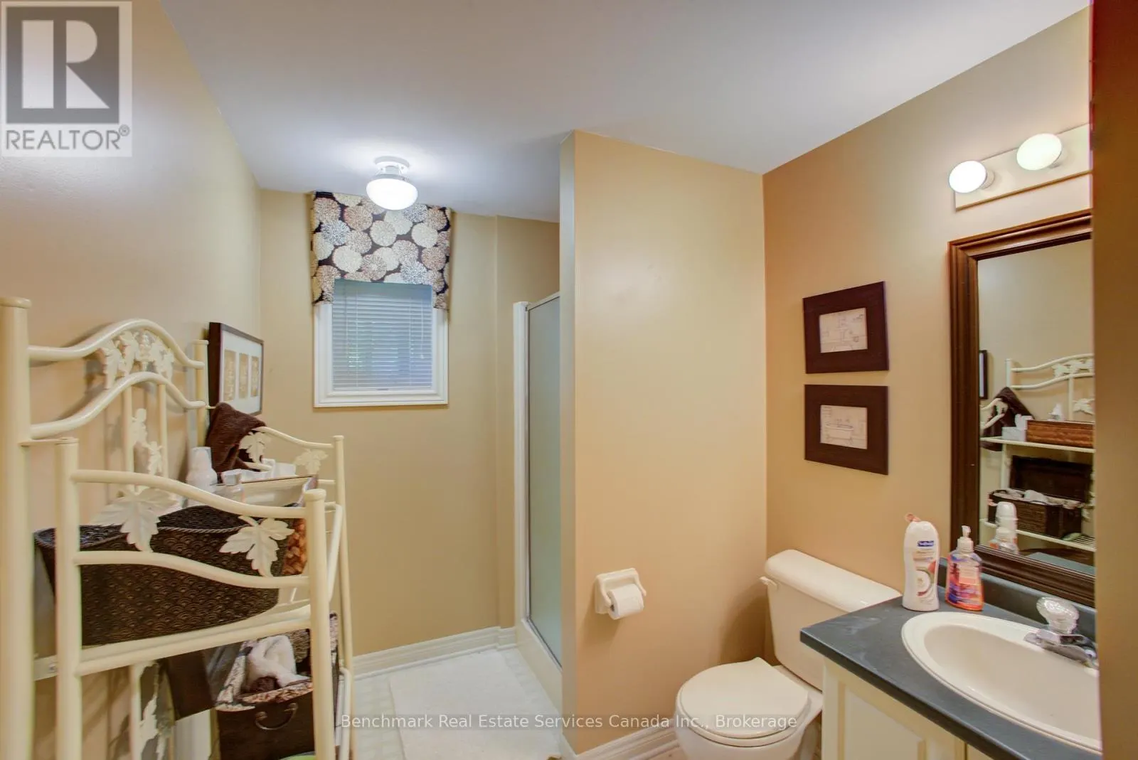 10 OAKWOOD COURT