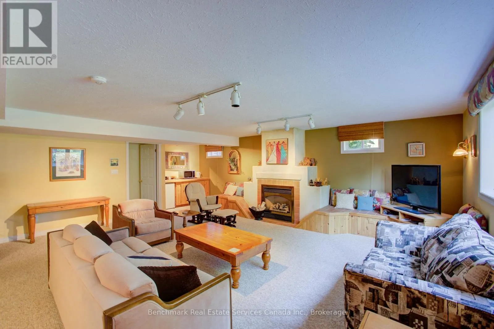 10 OAKWOOD COURT