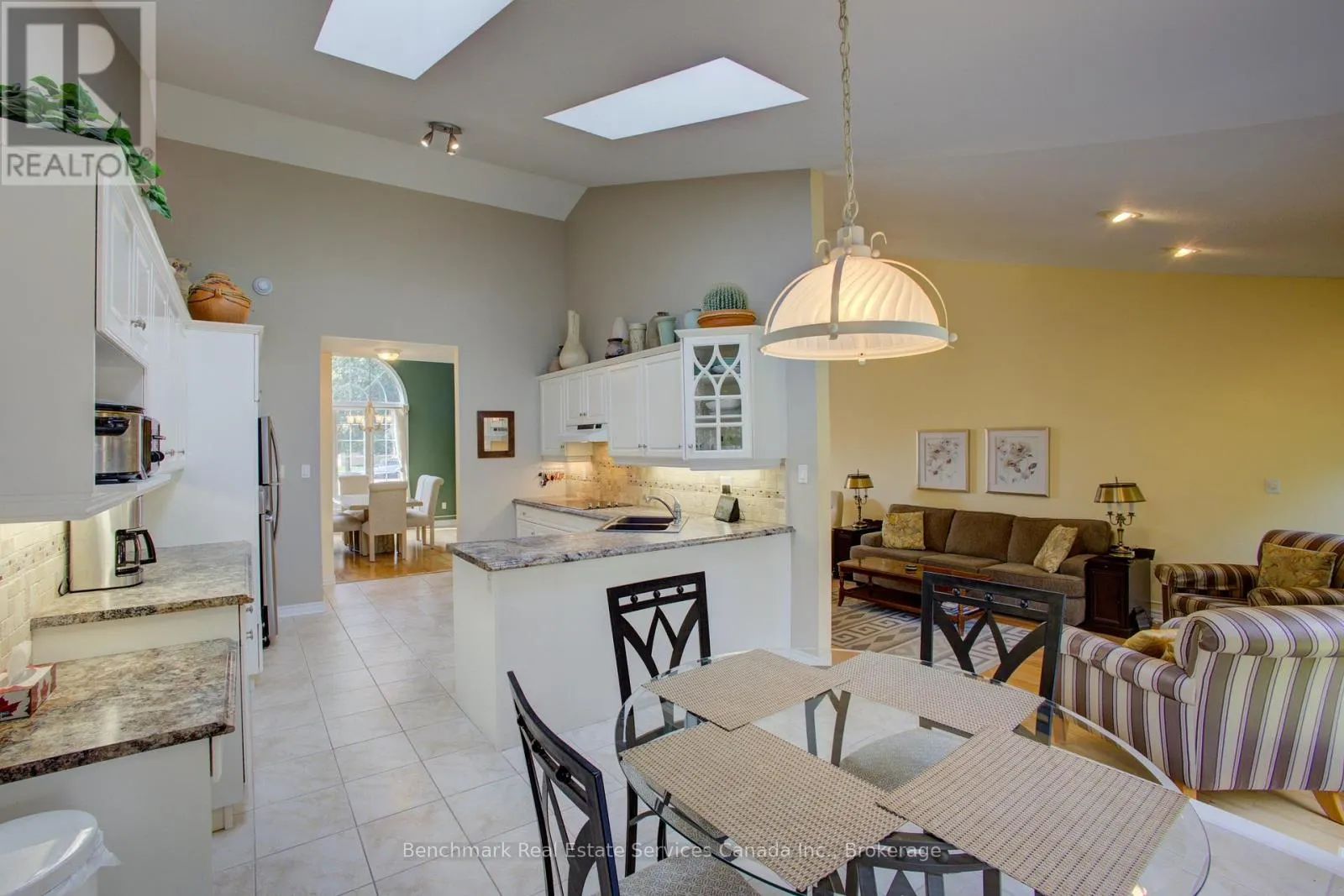 10 OAKWOOD COURT