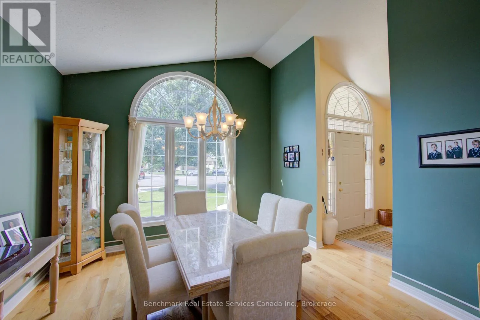 10 OAKWOOD COURT
