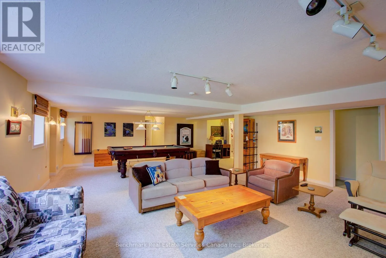 10 OAKWOOD COURT