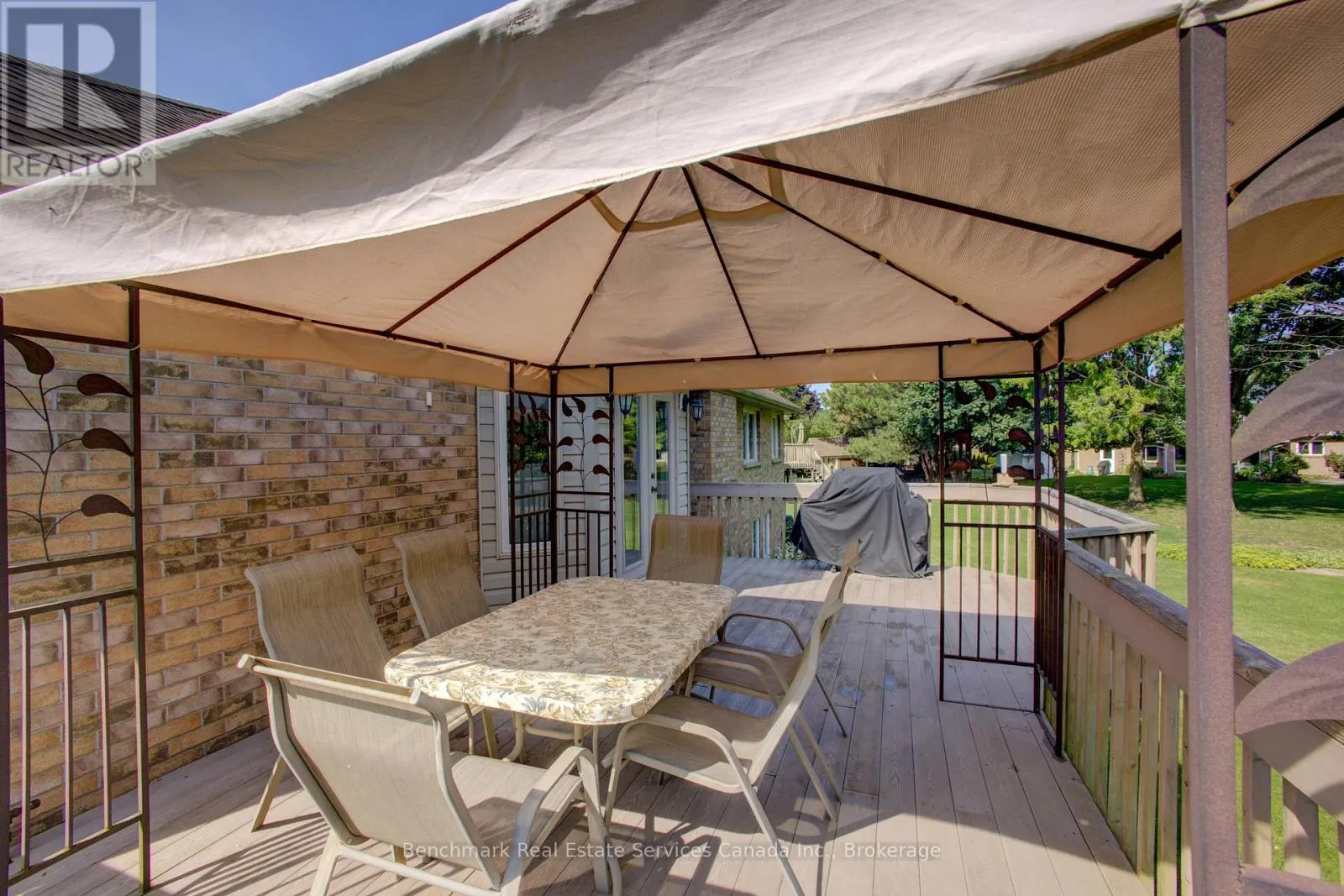 10 OAKWOOD COURT