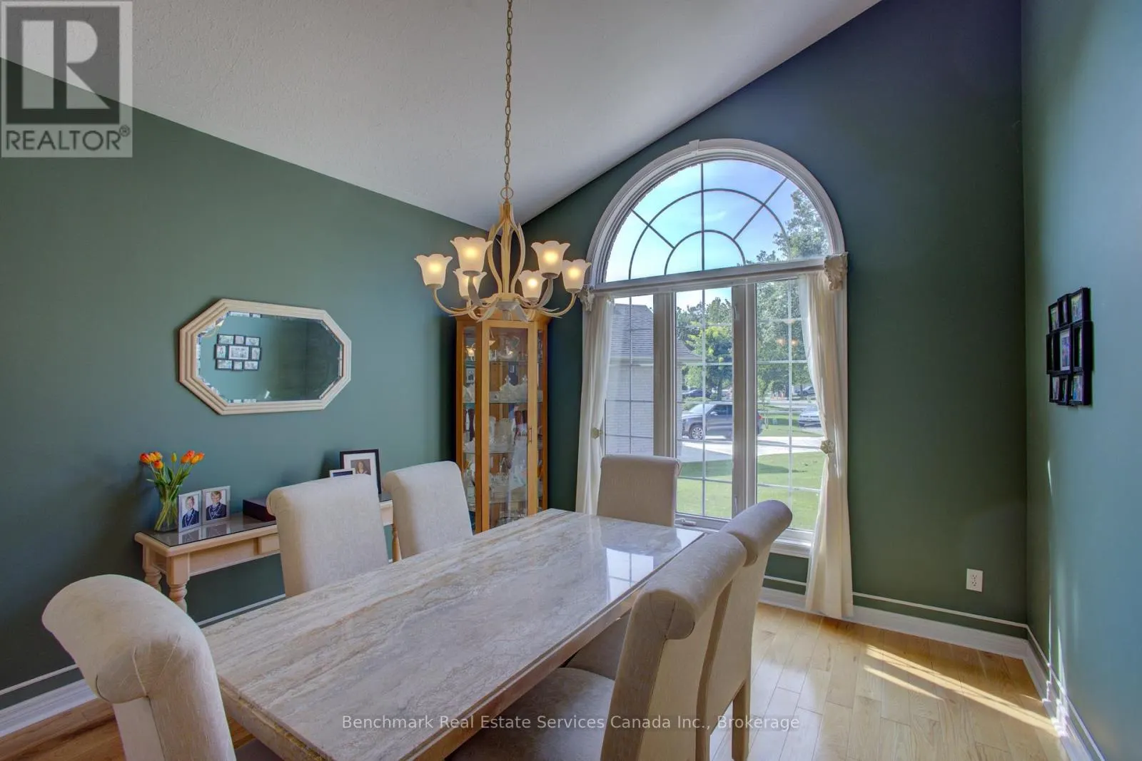 10 OAKWOOD COURT