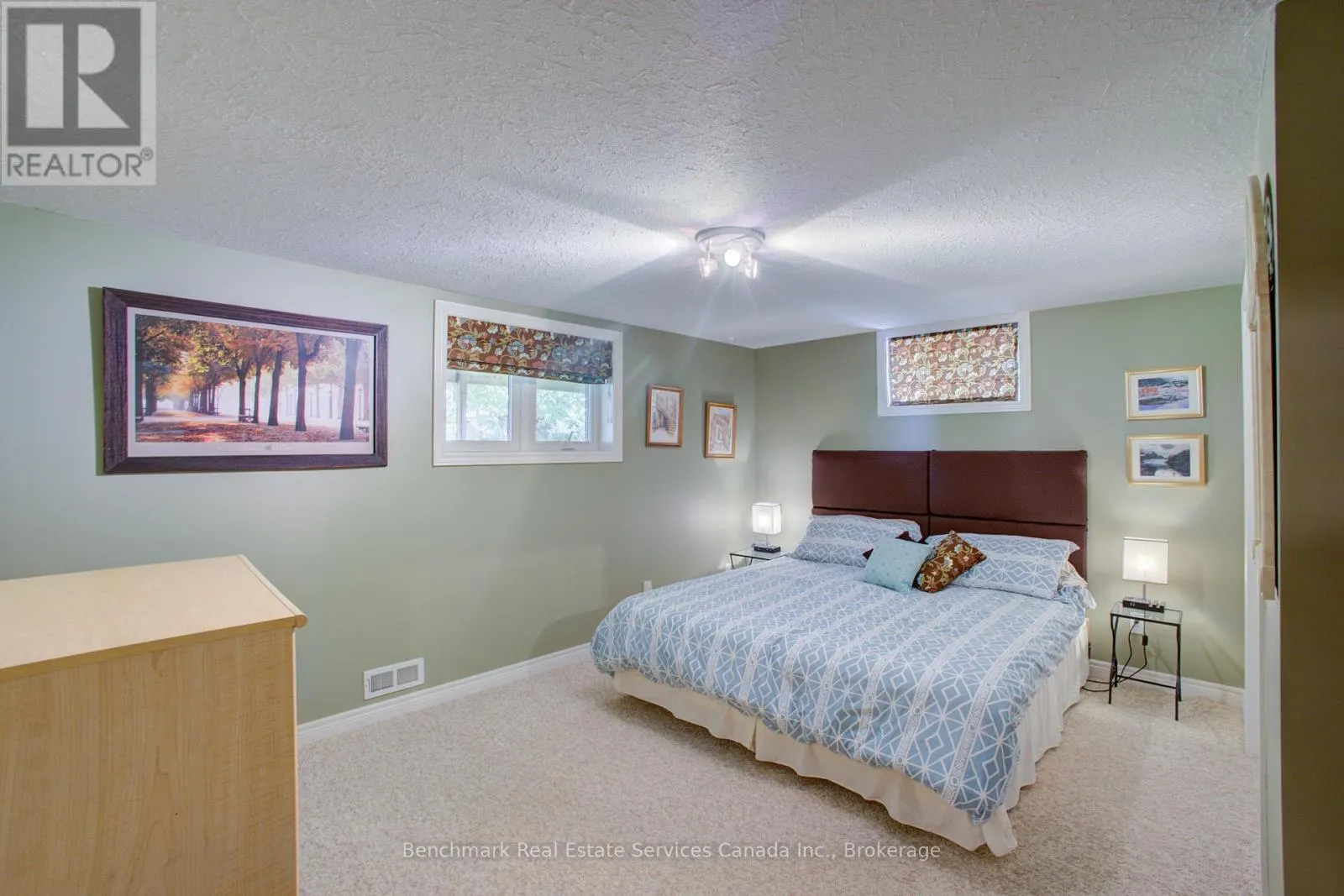 10 OAKWOOD COURT