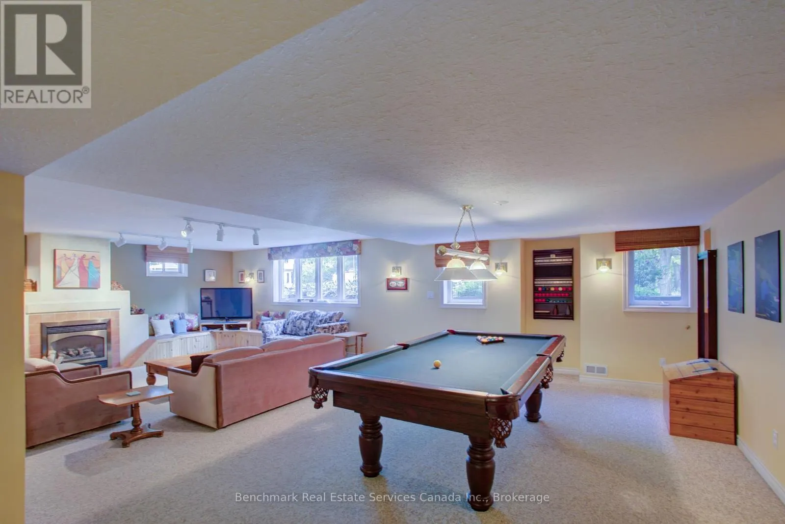 10 OAKWOOD COURT