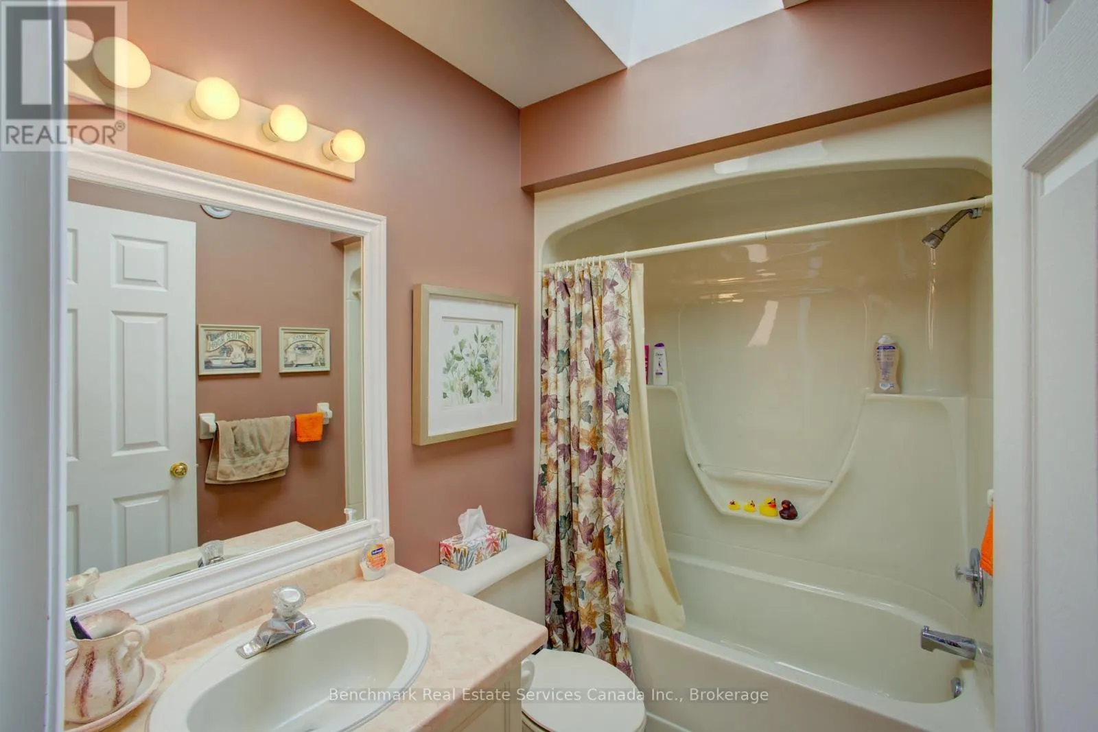 10 OAKWOOD COURT