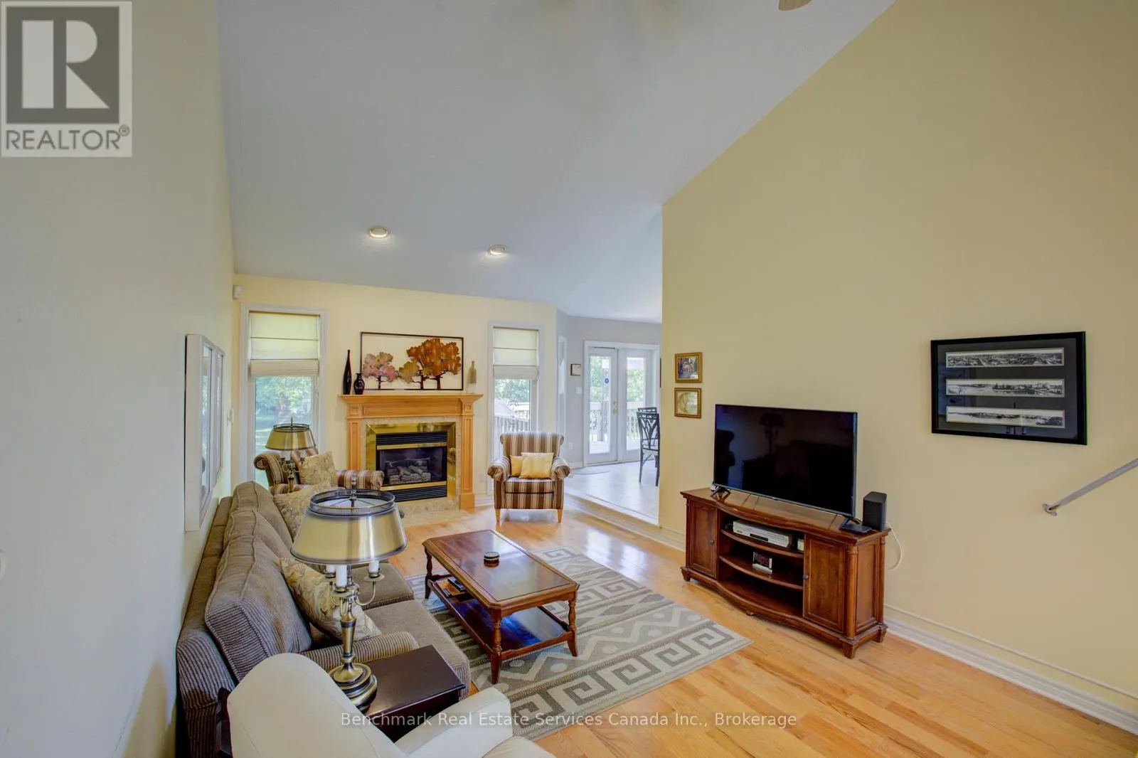 10 OAKWOOD COURT