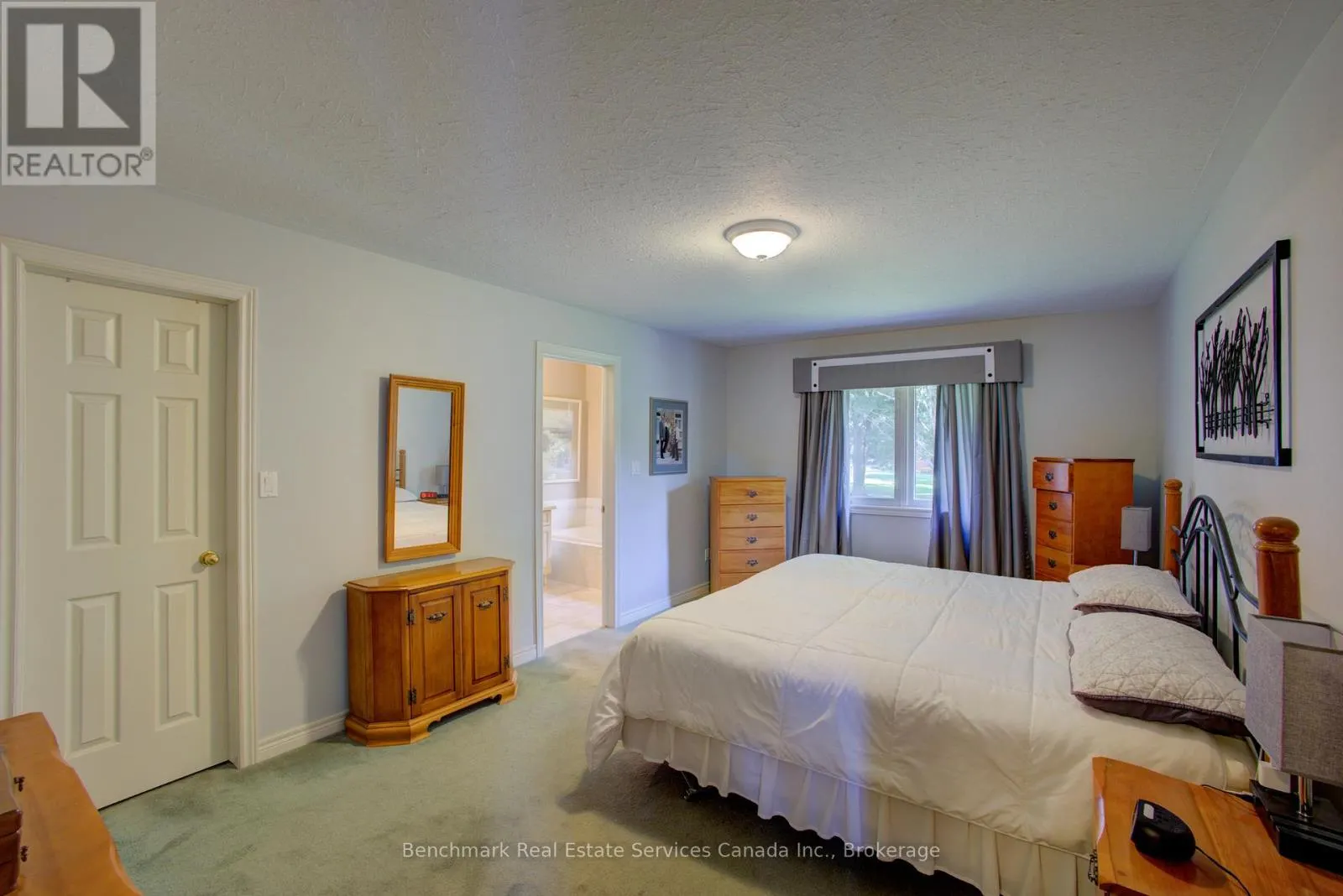 10 OAKWOOD COURT