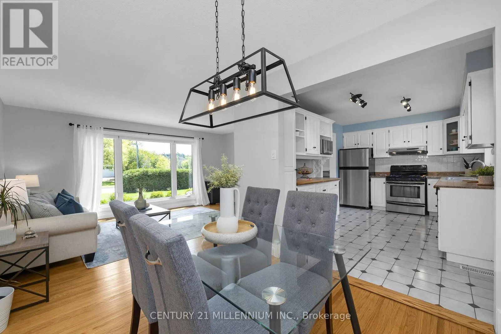 27 DUNDAS STREET W