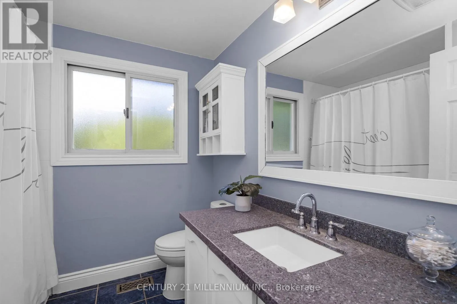 27 DUNDAS STREET W