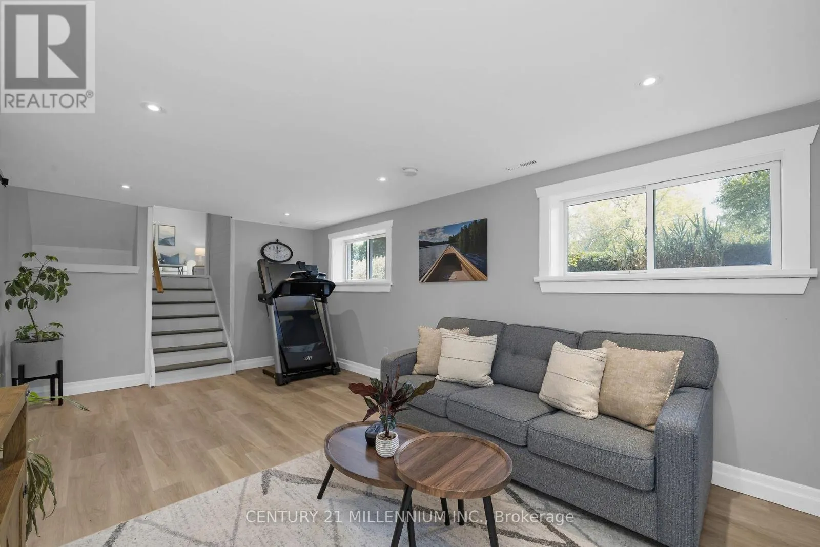 27 DUNDAS STREET W