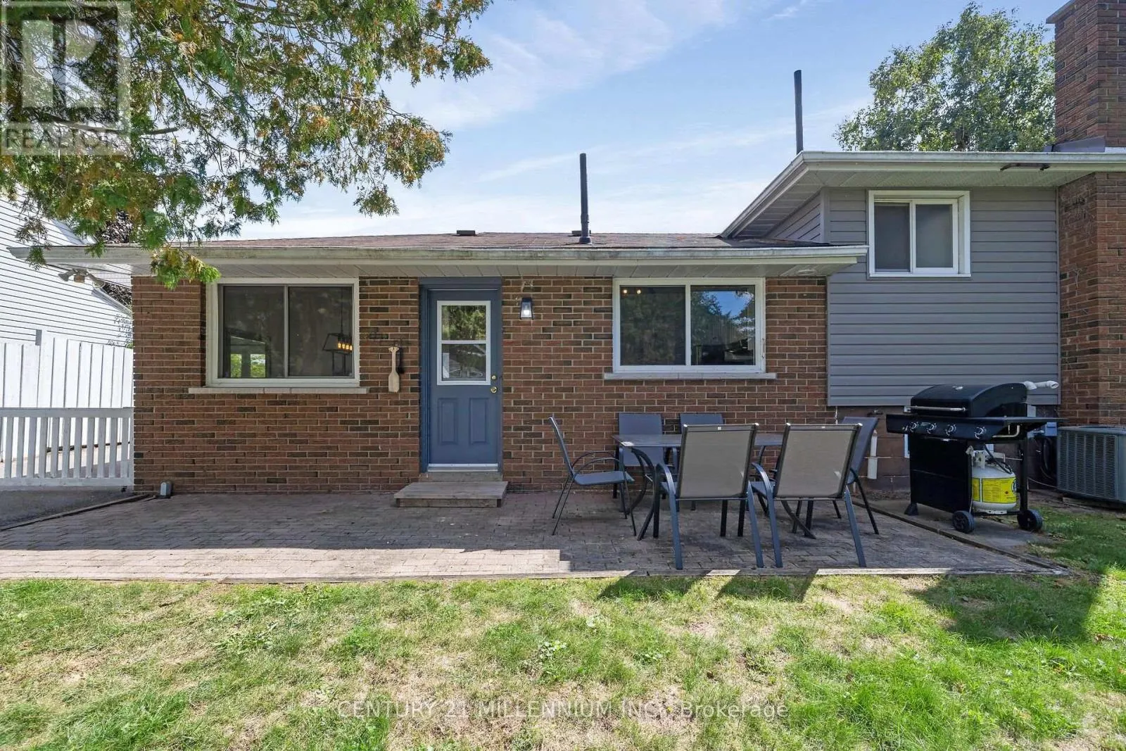 27 DUNDAS STREET W