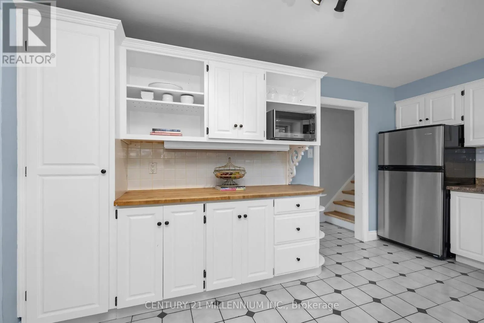 27 DUNDAS STREET W