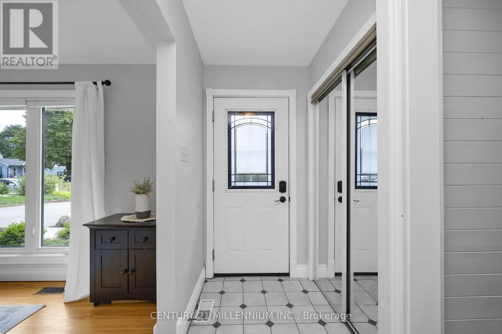 27 DUNDAS STREET W