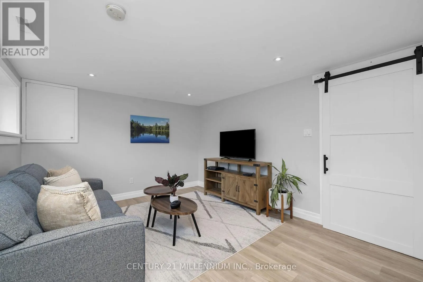 27 DUNDAS STREET W