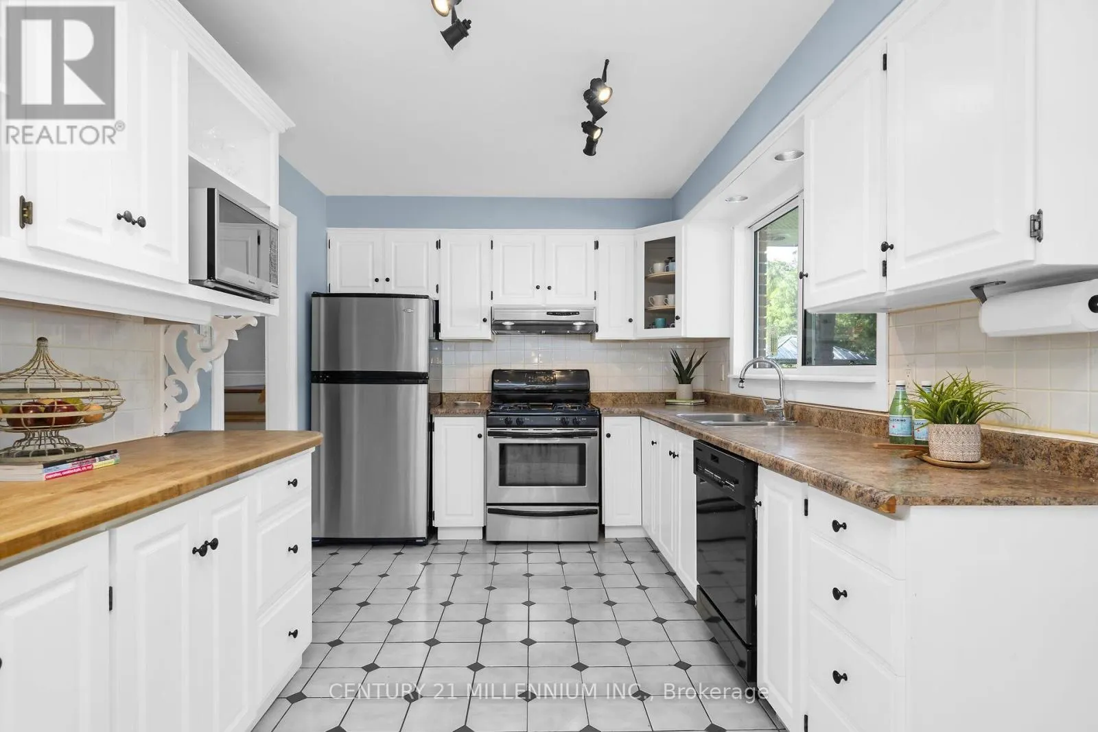 27 DUNDAS STREET W