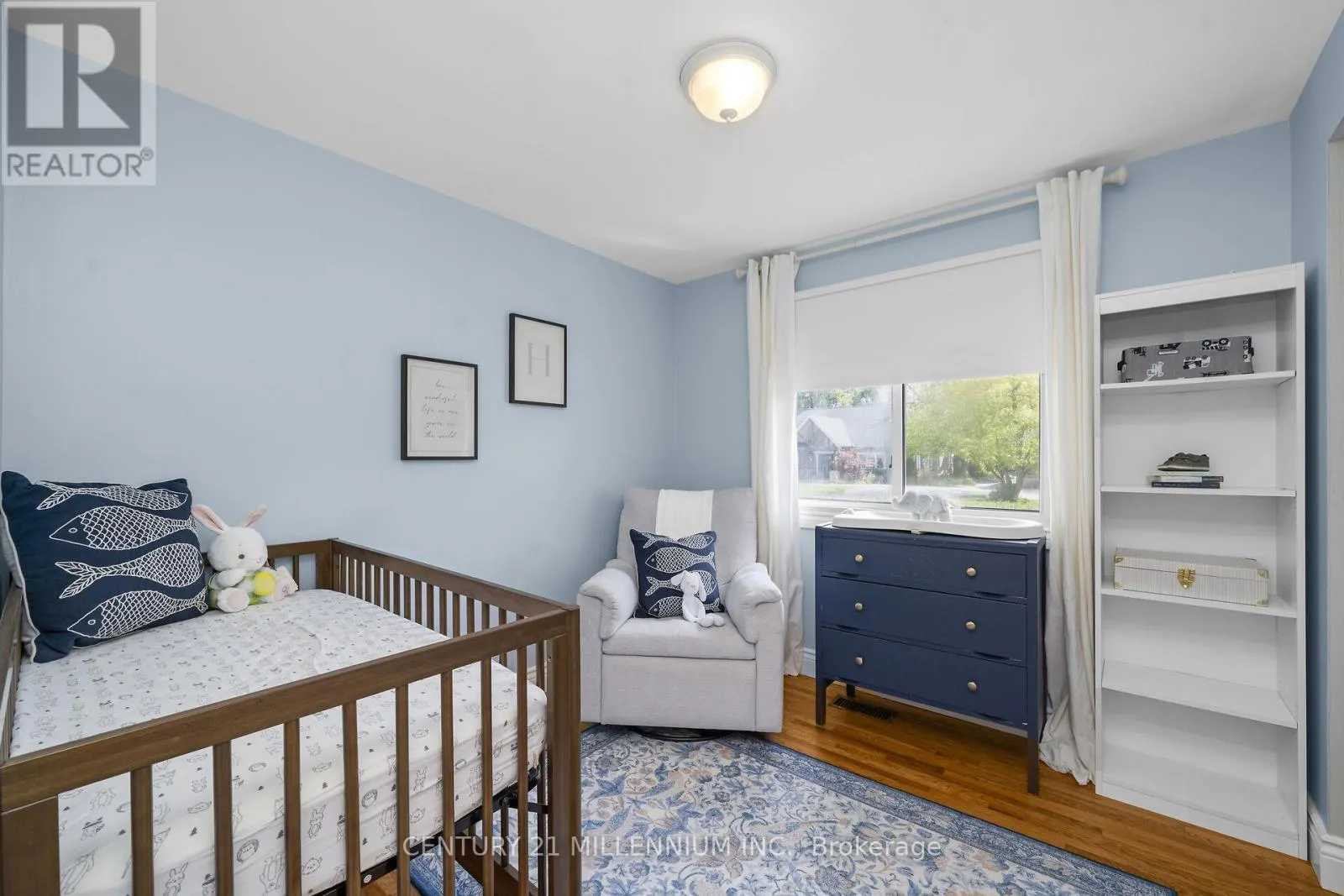 27 DUNDAS STREET W