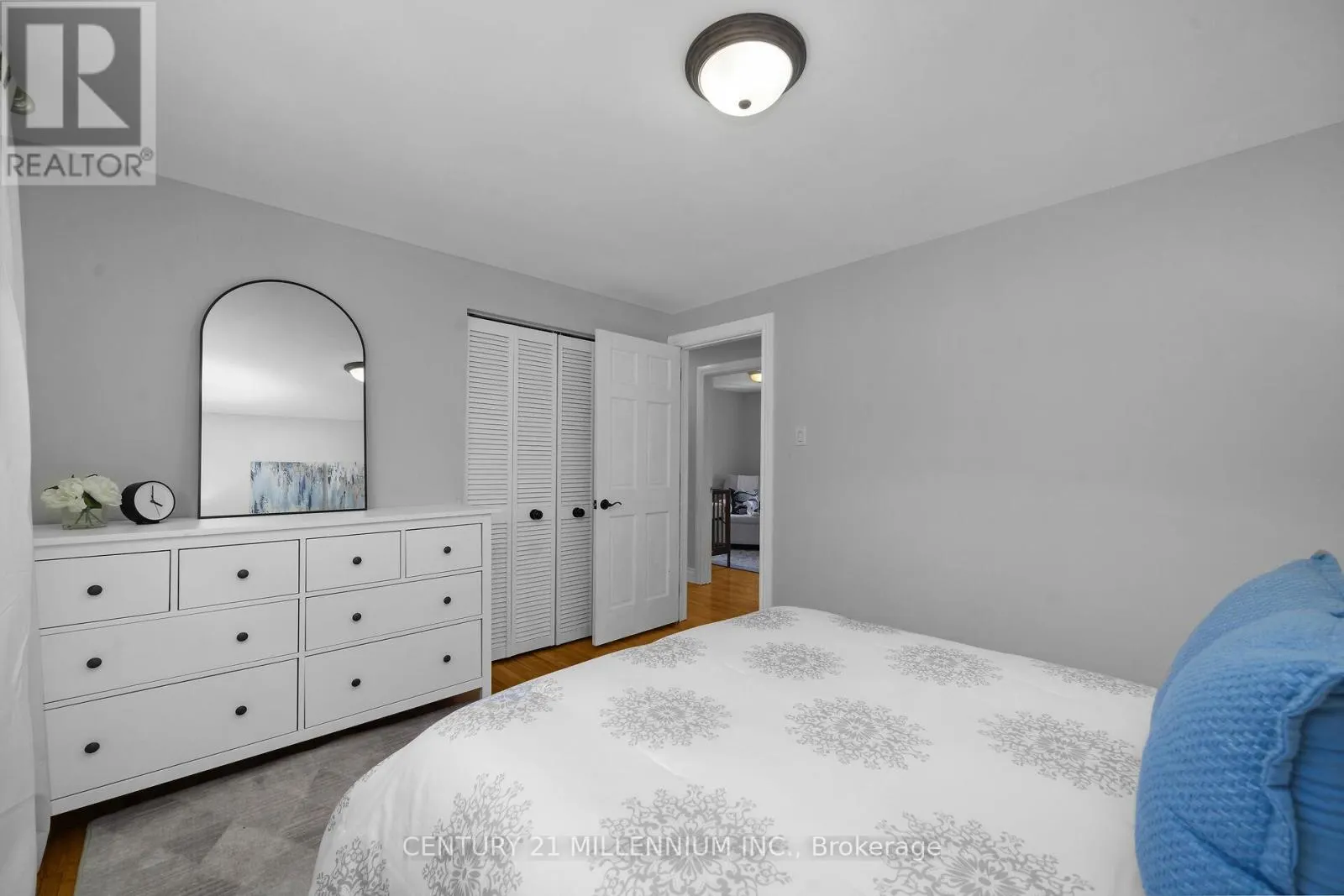 27 DUNDAS STREET W