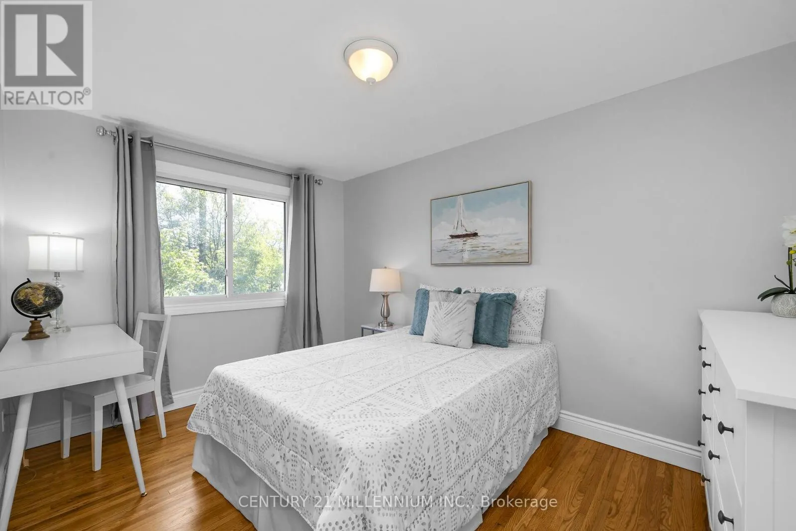 27 DUNDAS STREET W