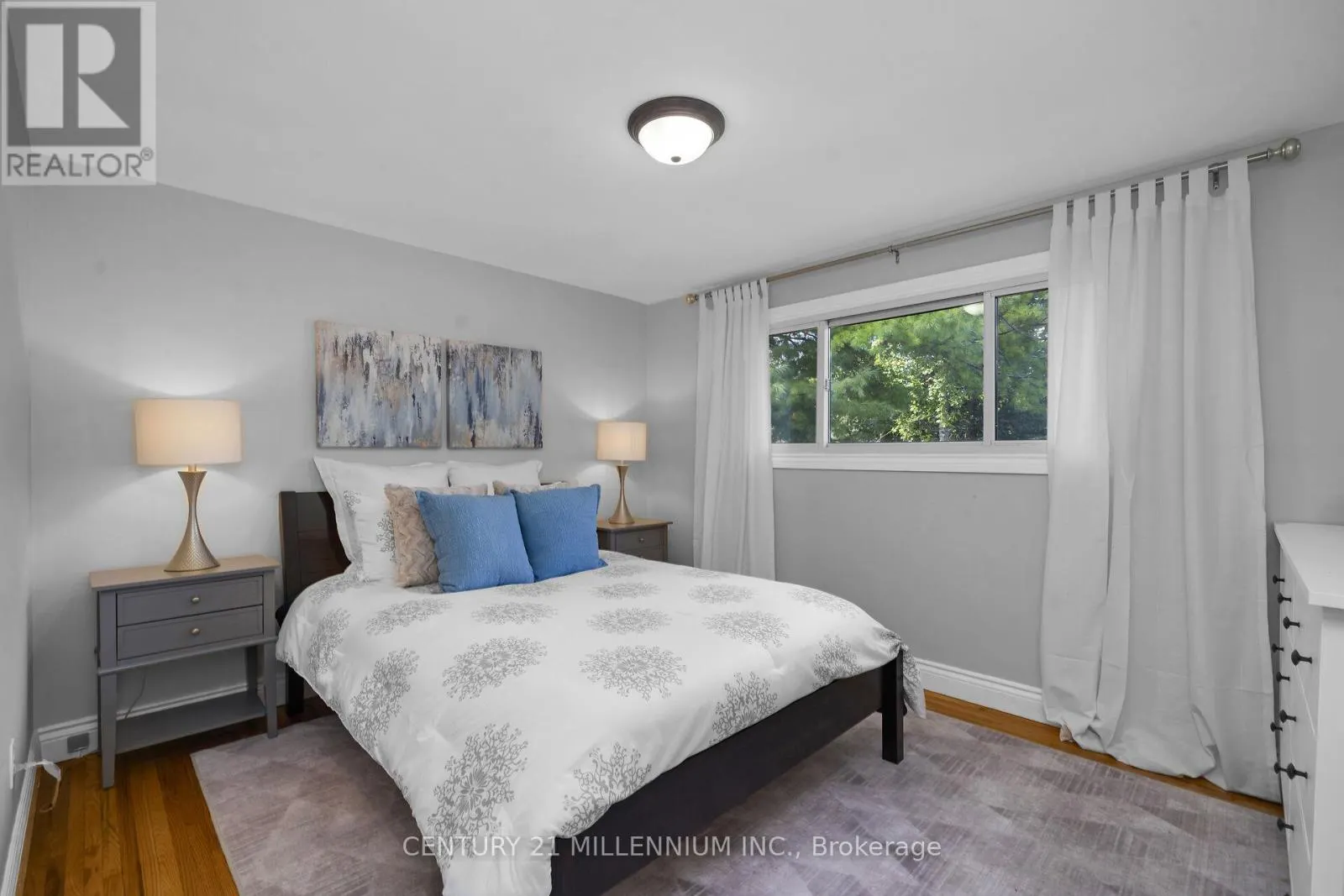 27 DUNDAS STREET W