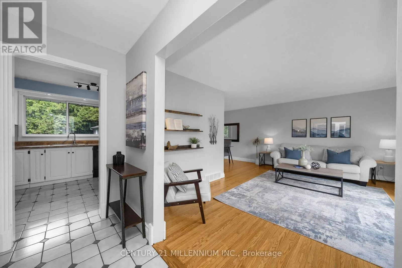 27 DUNDAS STREET W