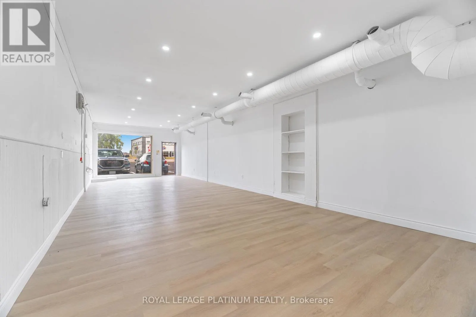 6 - 481 DUNDAS STREET W