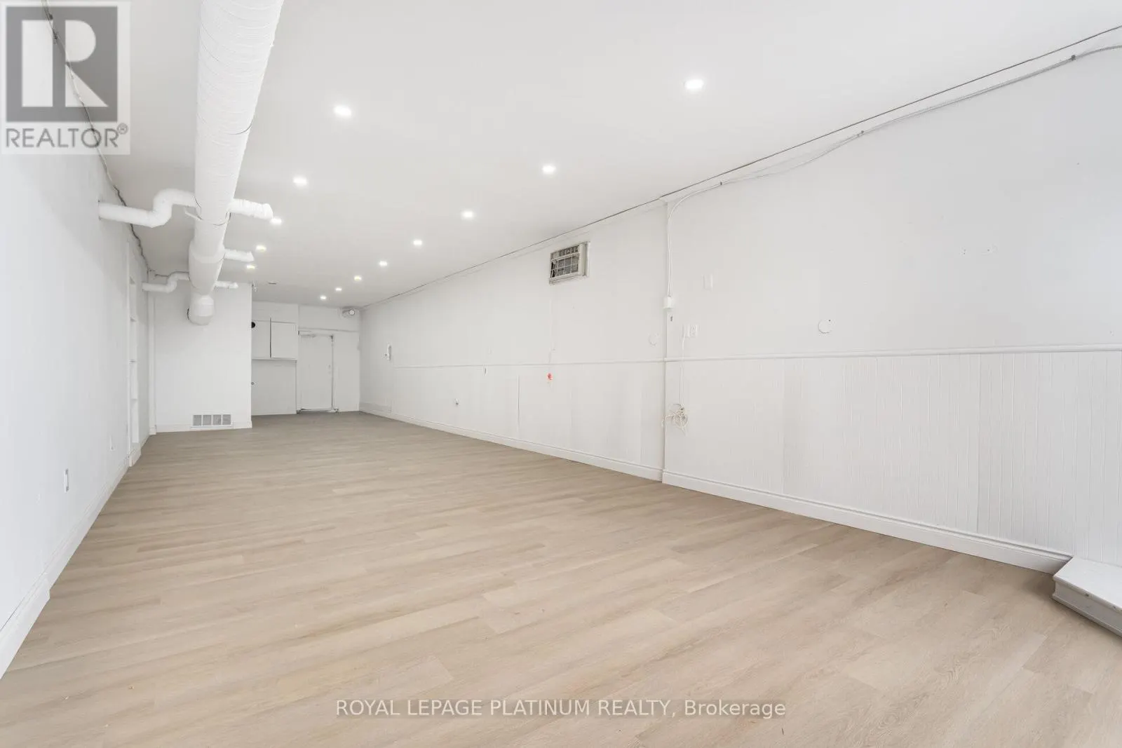 6 - 481 DUNDAS STREET W