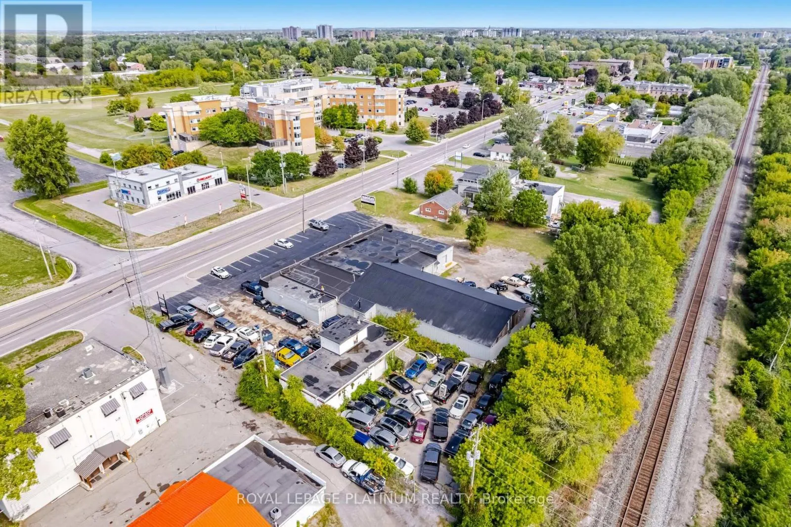 6 - 481 DUNDAS STREET W