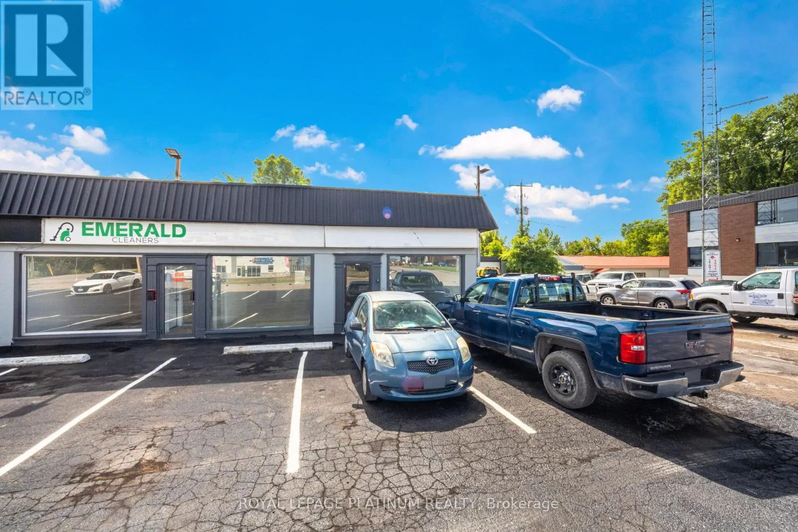 6 - 481 DUNDAS STREET W