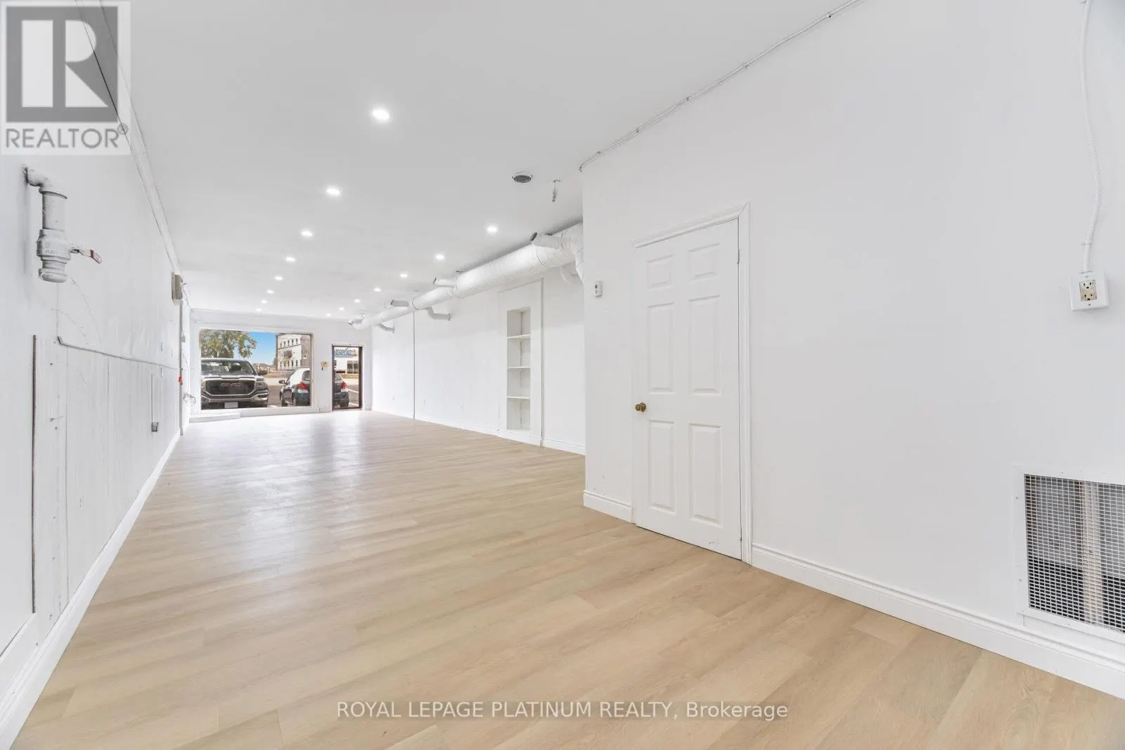 6 - 481 DUNDAS STREET W
