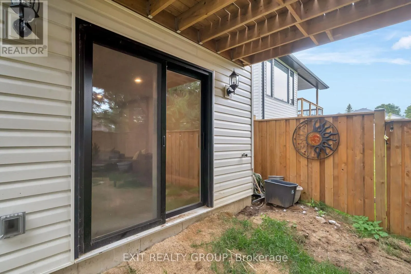 4 MACKENZIE JOHN CRESCENT