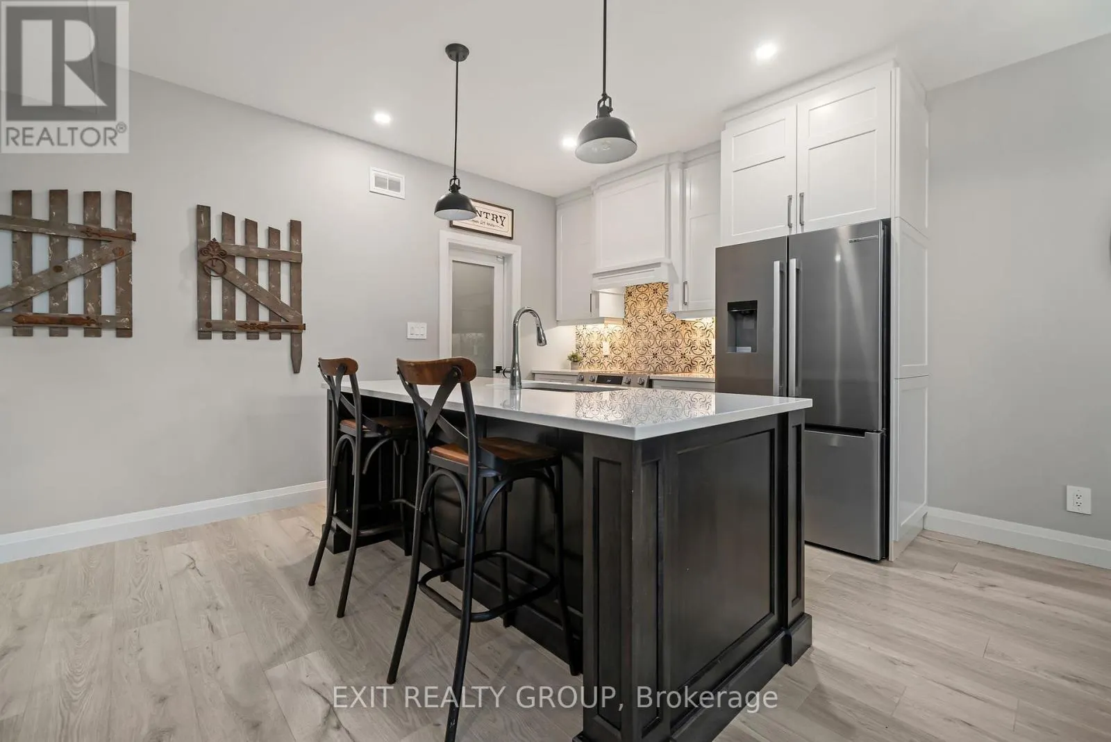 4 MACKENZIE JOHN CRESCENT