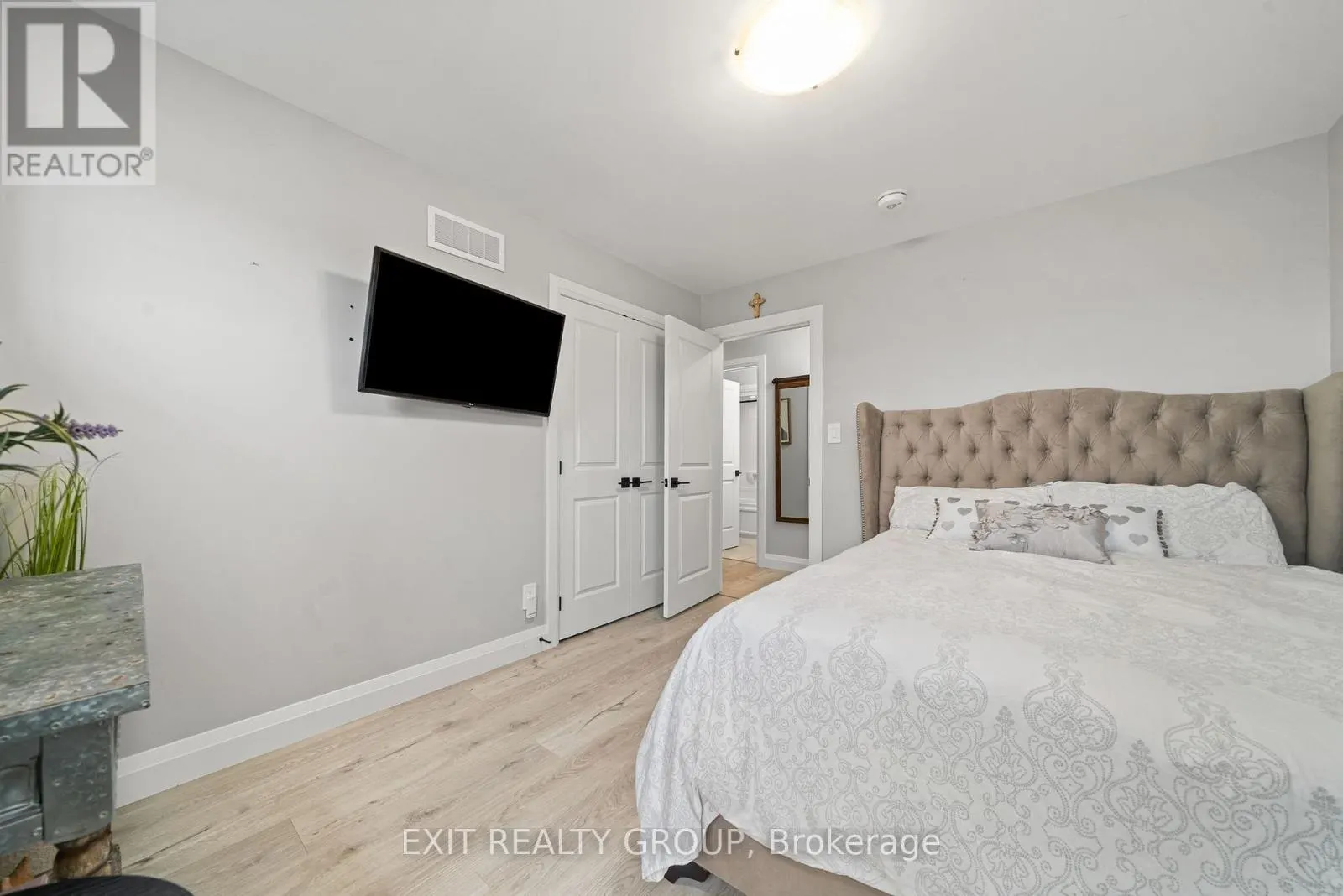 4 MACKENZIE JOHN CRESCENT