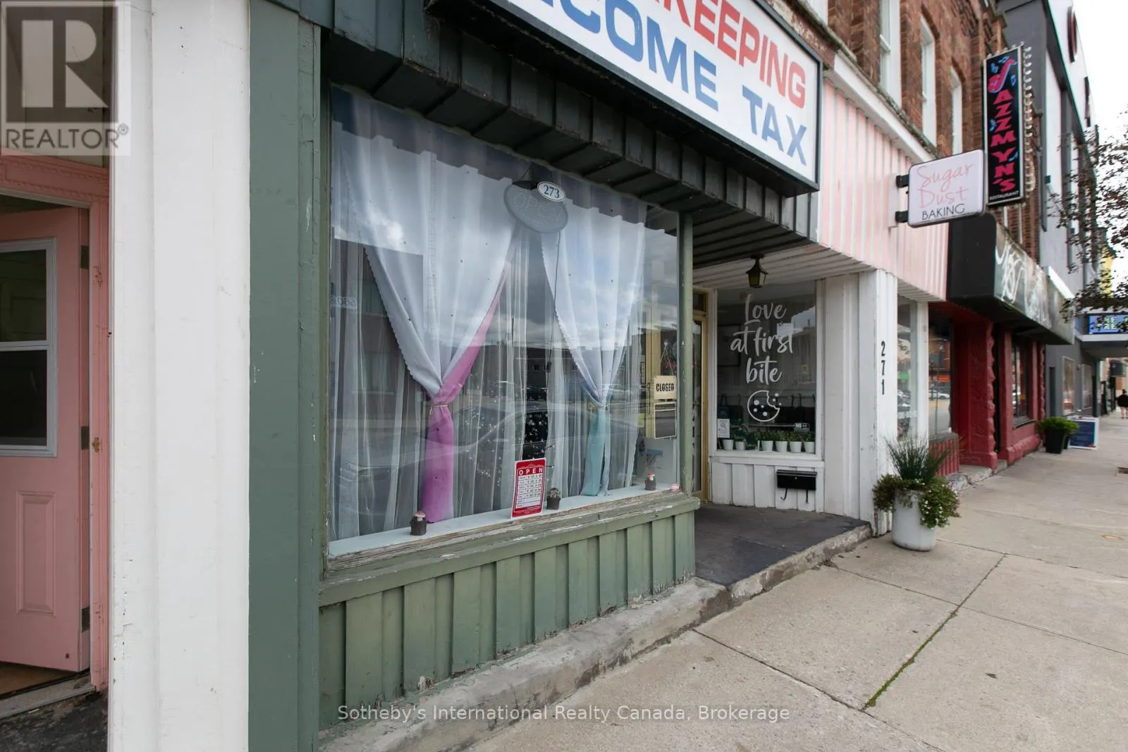 261 9TH STREET E