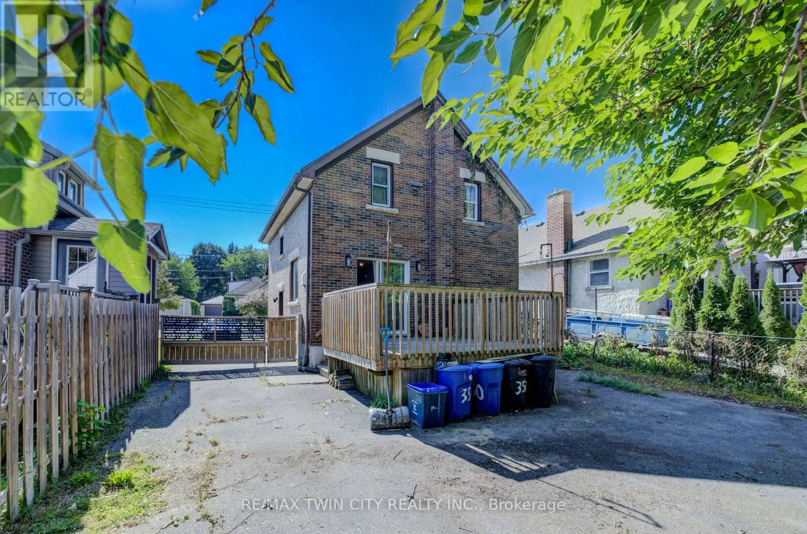 350 VICTORIA STREET S