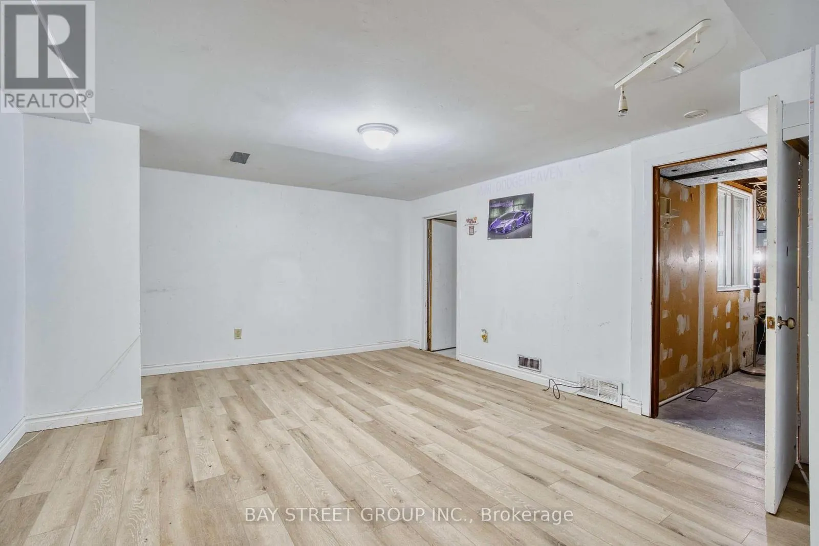 1 RANCHWOOD CRESCENT