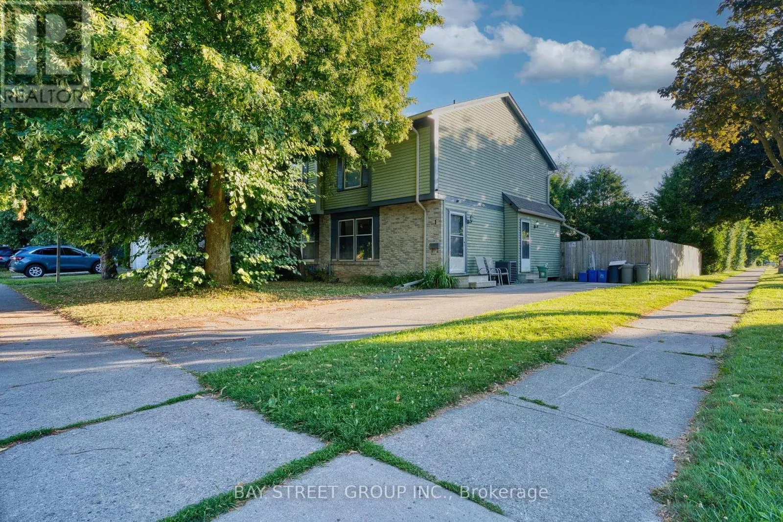 1 RANCHWOOD CRESCENT