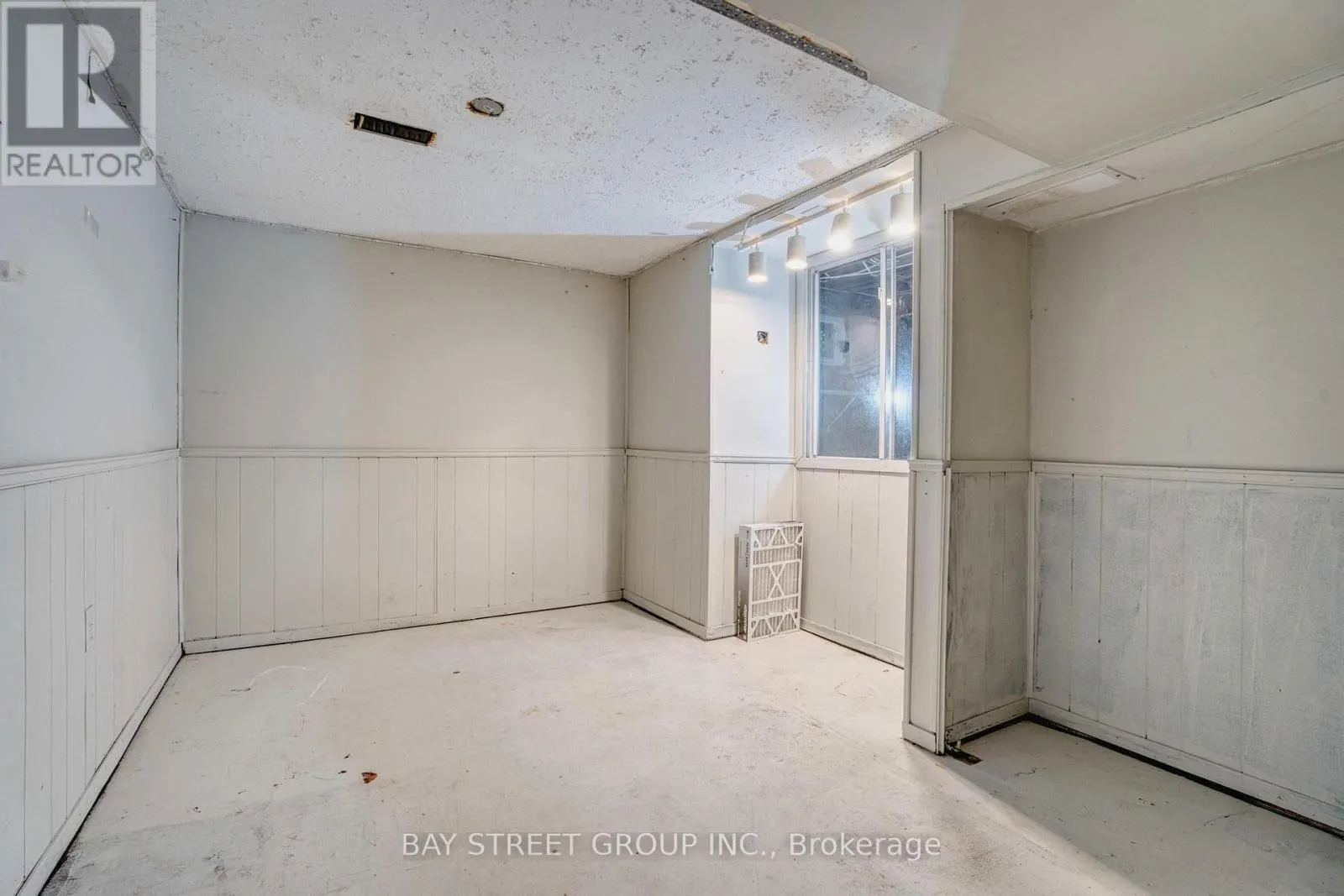 1 RANCHWOOD CRESCENT